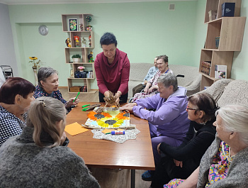 Участники кружка «Перезагрузка» Центра социального обслуживания пос.Епифань приняли участие в создании настенного панно «Подсолнухи».