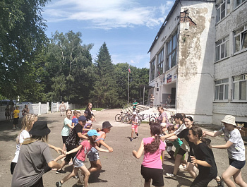 20 июня в рамках антинаркотического месячника в пришкольном лагере «Радуга» прошла развлекательная программа «Аттракцион весёлых игр». Цель мероприятия: пропаганда спорта как важного средства укрепления здоровья, воспитание спортивного духа, а также призы