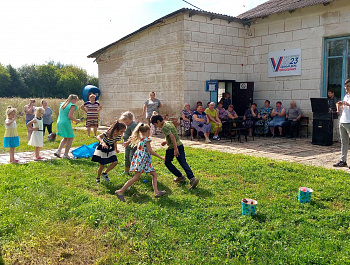 18.08.2023 г. в рамках проекта «Лето во дворах» в село Молодёнки состоялся праздничный концерт.