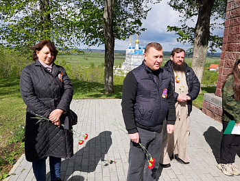 08 мая 2024 года Епифань встречала участников автопробега по местам боевой славы и воинским захоронениям на территории Кимовского района.У памятника погибшим воинам участников автопробега встречал заместитель главы администрации МО Епифанское  Кирилин В.А
