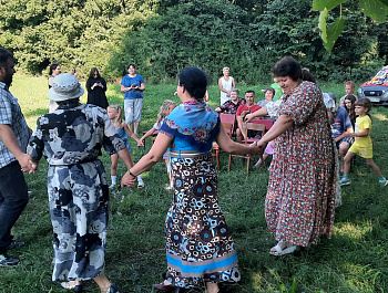 18.08.2023 г. в рамках проекта «Лето во дворах» в село Молодёнки состоялся праздничный концерт.