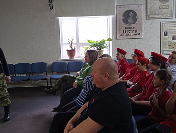 13 декабря в Центре культурного развития «Верховье Дона» прошло особенное событие – концертно-интерактивная программа «Под флагом Святого Георгия». Это мероприятие объединило в себе сразу два важных праздника: День героев Отечества и День памяти воинской 