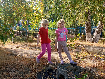 27 сентября. Черемуховский сельский клуб.  Экскурсия " по осенним дорожкам". Осень подарила нам по летнему теплую погоду. И никак не хочется смириться с тем, что скоро начнутся дожди,дни станут короче и солнышко ни так будет радовать. Поэтому и отправилис