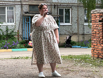  Работники центра культурного развития «Верховье Дона» подготовили и провели праздничную программу «День хороших соседей» на улице 50 лет Октября поселка Епифань, посвящённую Международному Дню соседей. Ведущая рассказали о возникновении праздника. Задуше
