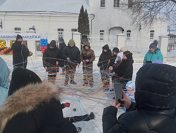     На территории Храма Успения Пресвятой Богородицы с. Себино прошёл 10-й юбилейный праздник День православной молодежи который совпал с праздником Сретения Господня.  Работники ЦКР «Верховье Дона» совместно с волонтёрами посёлка Куркино провели концертн