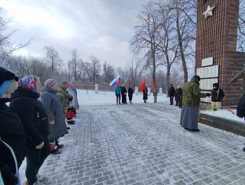 В День защитника Отечества мы отдаем дань уважения и благодарности тем, кто мужественно защищал родную землю от захватчиков, и тем, кто в мирное время несёт нелегкую и ответственную службу.       В преддверии праздника  на братской могиле  поселка Епифань