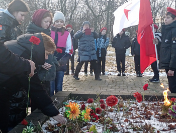 В Епифани, у братской могилы, где покоятся герои, павшие в годы Великой Отечественной войны, прошел торжественный митинг  «Поклон и память поколений»,  посвящённый 84 годовщине освобождения  Кимовского района и посёлка Епифань от немецко-фашистских захват