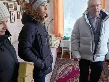 Сегодня, 18 февраля 2025 года , глава администрации муниципального образования Епифанское Кимовского района Сергей Алексеевич Карпов вместе со школьниками Вишневской школы вручили медаль 80 лет Победы в Великой Отечественной Войне1941-1945 годов труженице