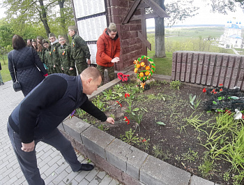 08 мая 2024 года Епифань встречала участников автопробега по местам боевой славы и воинским захоронениям на территории Кимовского района.У памятника погибшим воинам участников автопробега встречал заместитель главы администрации МО Епифанское  Кирилин В.А