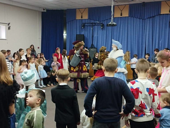       Только раз под Новый год, чудеса случаются. Возле ёлочки нарядной сказка начинается! Новый год самый любимый, добрый, сказочный праздник. 27 декабря в центре культурного развития «Верховье Дона» состоялся новогодний утренник «Чудеса под Новый год...