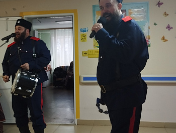 В стационарном отделении № 4  пос. Епифань,  прошла концертная программа  "Цвет настроения - Осень".      Говорят, что осень – это грусть, сплошные дожди, пасмурная погода ... того и гляди - простудишься. Даже песни про осень в основном грустные…  Но арти