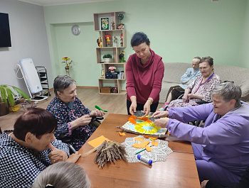 Участники кружка «Перезагрузка» Центра социального обслуживания пос.Епифань приняли участие в создании настенного панно «Подсолнухи».