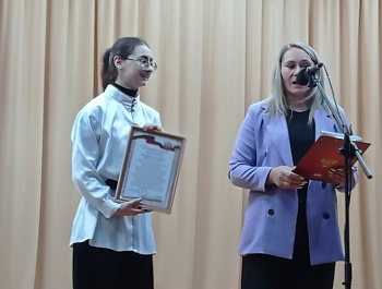 13 декабря в Центре культурного развития «Верховье Дона» прошло особенное событие – концертно-интерактивная программа «Под флагом Святого Георгия». Это мероприятие объединило в себе сразу два важных праздника: День героев Отечества и День памяти воинской 