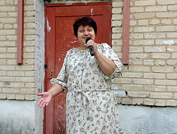 Проект "Лето во дворах" продолжает дарить жителям Епифани яркие и запоминающиеся праздники. Очередное мероприятие с веселыми песнями, конкурсами и поздравлениями прошло на улице Красная площадь, 7.