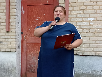 Проект "Лето во дворах" продолжает дарить жителям Епифани яркие и запоминающиеся праздники. Очередное мероприятие с веселыми песнями, конкурсами и поздравлениями прошло на улице Красная площадь, 7.
