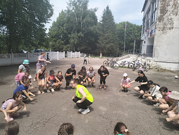 20 июня в рамках антинаркотического месячника в пришкольном лагере «Радуга» прошла развлекательная программа «Аттракцион весёлых игр». Цель мероприятия: пропаганда спорта как важного средства укрепления здоровья, воспитание спортивного духа, а также призы