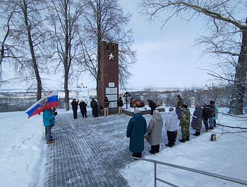 В День защитника Отечества мы отдаем дань уважения и благодарности тем, кто мужественно защищал родную землю от захватчиков, и тем, кто в мирное время несёт нелегкую и ответственную службу.       В преддверии праздника  на братской могиле  поселка Епифань