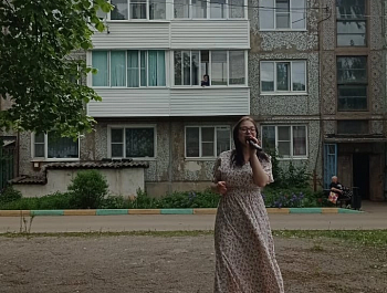 Работники центра культурного развития «Верховье Дона» подготовили и провели праздничную программу «День хороших соседей» на улице 50 лет Октября поселка Епифань, посвящённую Международному Дню соседей. Ведущая рассказали о возникновении праздника. Задуше