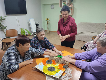 Участники кружка «Перезагрузка» Центра социального обслуживания пос.Епифань приняли участие в создании настенного панно «Подсолнухи».
