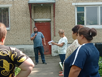 Проект "Лето во дворах" продолжает дарить жителям Епифани яркие и запоминающиеся праздники. Очередное мероприятие с веселыми песнями, конкурсами и поздравлениями прошло на улице Красная площадь, 7.