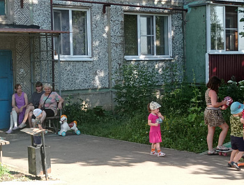 Прекрасный летний вечер  творческая группа  центра культурного развития «Верховье Дона» провела  вместе с жителями улицы 50 лет Октября посёлка Епифань.      Весело, активно, зажигательно прошел еще один праздник в рамках проекта "Лето во дворах".  Несмот