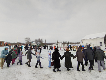     На территории Храма Успения Пресвятой Богородицы с. Себино прошёл 10-й юбилейный праздник День православной молодежи который совпал с праздником Сретения Господня.  Работники ЦКР «Верховье Дона» совместно с волонтёрами посёлка Куркино провели концертн