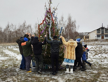29 декабря 2024 года в селе Молоденки прошла детская новогодняя игровая программа. На программу были приглашены дети, а также их родители и близкие родственники. Торжественное начало программы открыло выступление Деда Мороза и Снегурочки, которые поздрави