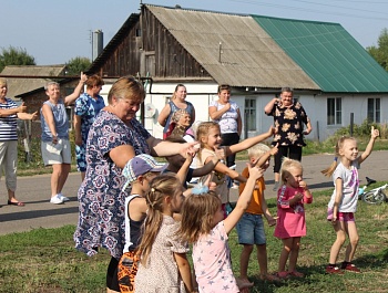 В посёлке Епифань, на улице Первомайская, прошёл праздничный концерт «Лето во дворах».