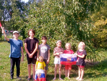 Ежегодно 22 августа в России отмечается День Государственного флага Российской Федерации. Работники МБУК «Епифанский центр культуры и досуга» провели мероприятия, посвященные празднованию Дня Российского флага. В Центре социального обслуживания  пос. Епиф